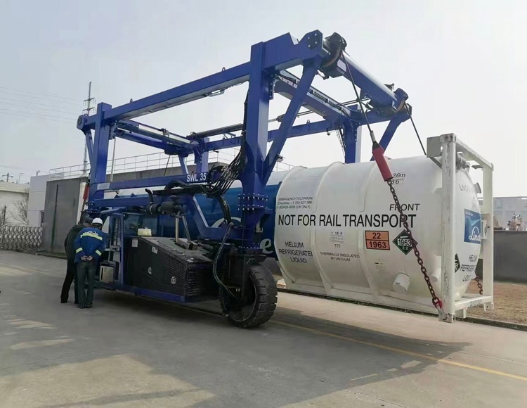 Container-straddle-carrier-13